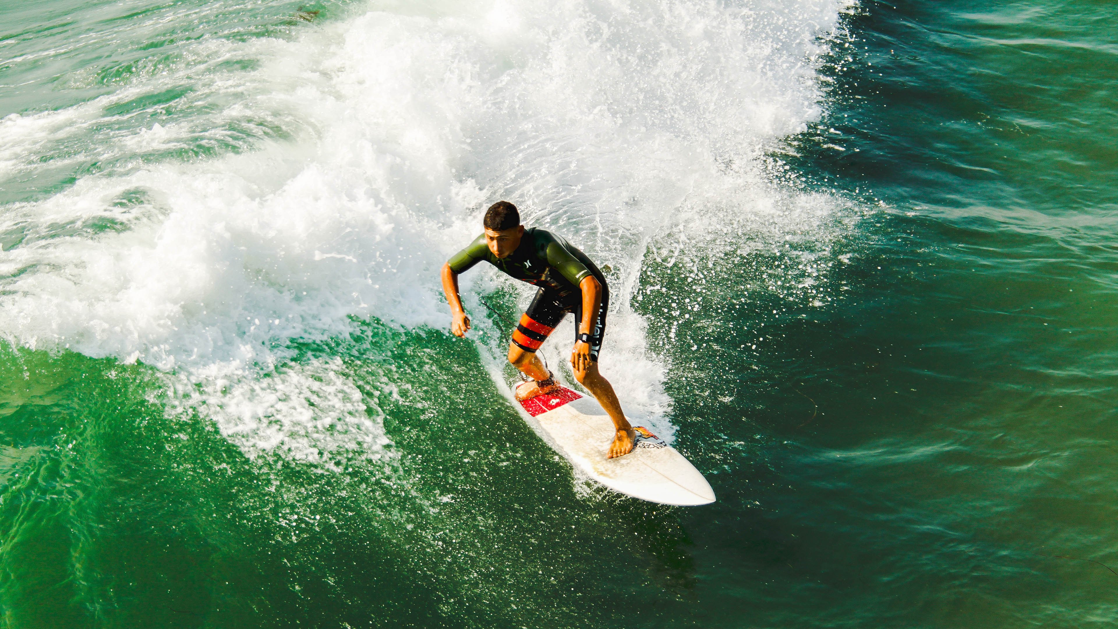 篮球赛场焦点!西班牙队对阵荷兰队,年轻新星表现惊艳,未来可期